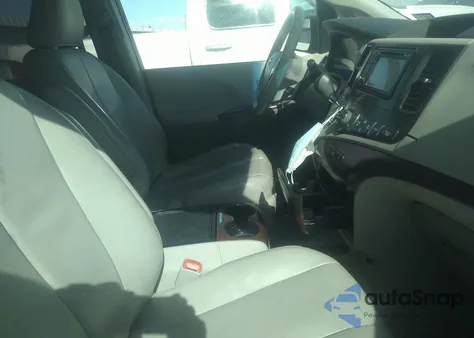 2013 Toyota Sienna Xle V6 8 Passenger z USA, uszkodzony, nr VIN 5TDYK3DC2DS291168